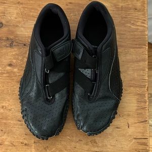 Puma sneakers size 7.5 black.Easy on and off with Velcro closure.Black leather.